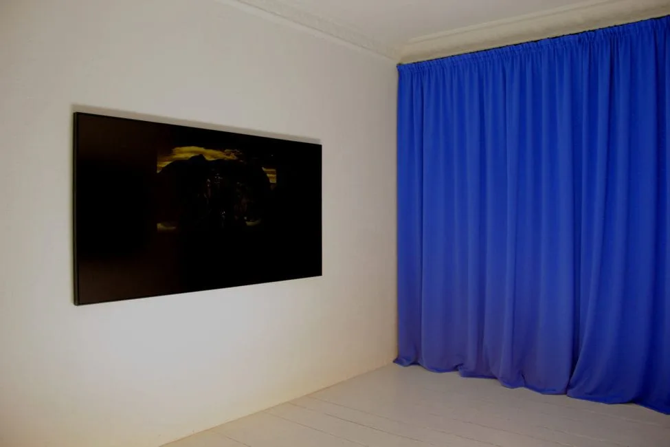 Nox at the Doors of plutonium, Installationsansicht: dunkles Gemälde neben einem blauen Vorhang