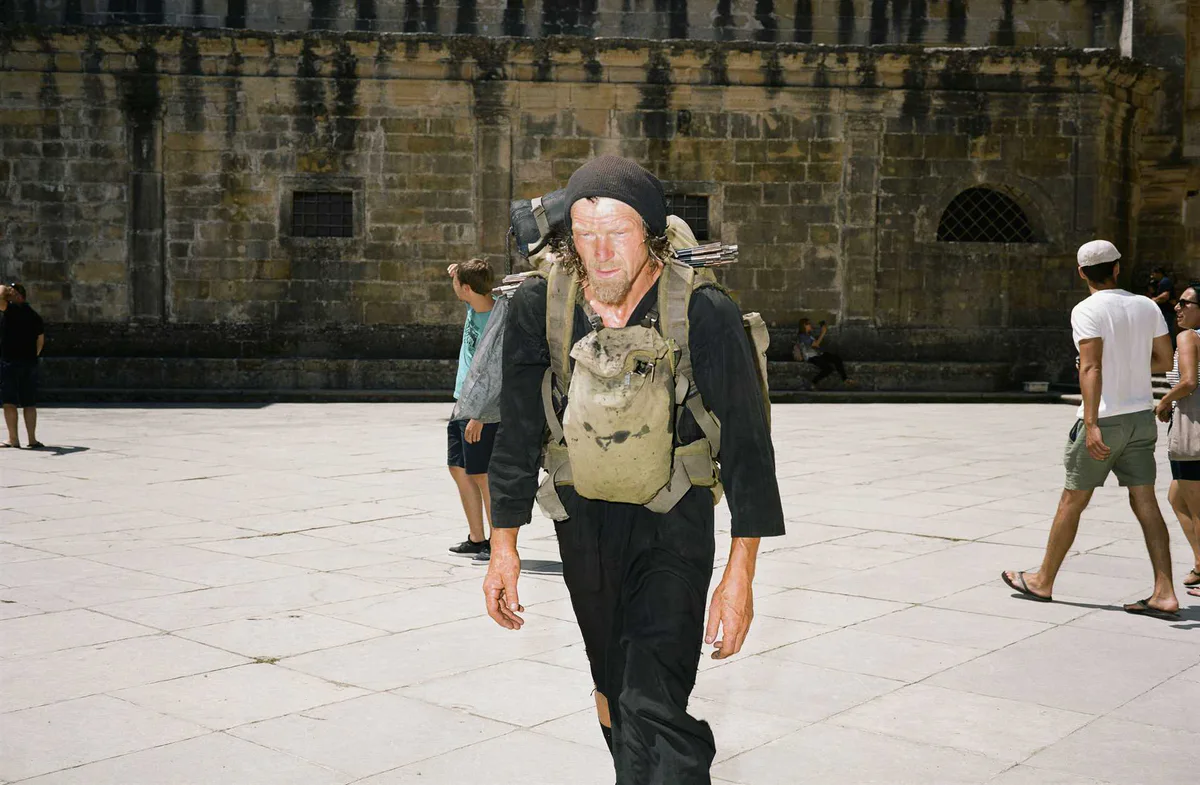 GABRIEL mit Rucksack auf dem Weg von der Templerburg in Tomar nach Fátima, vor einer Klostermauer, Foto Stefan Hähnel