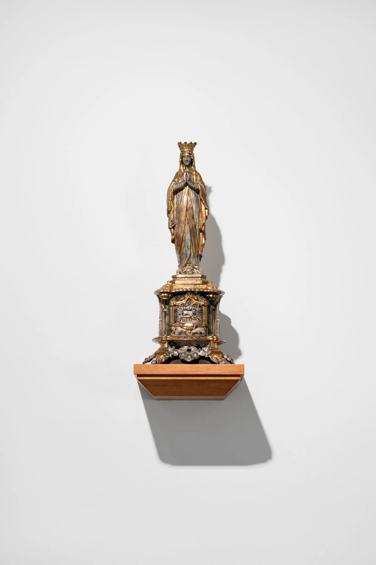 Unbekannter Künstler (Frankreich), Titel unbekannt, spätes 19. Jahrhundert: kleine vergoldete Madonnenfigur auf einer Wandkonsole