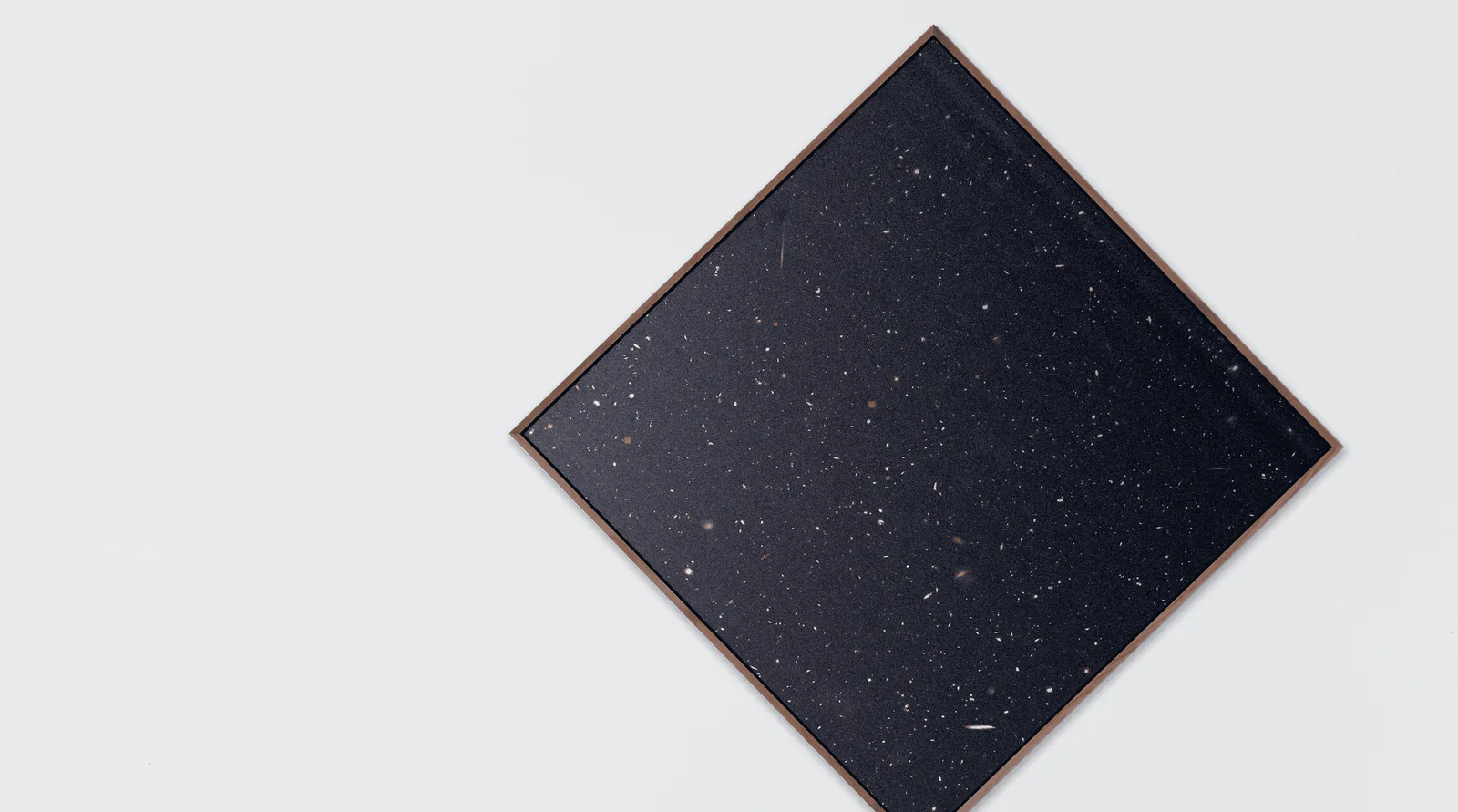 Neue Erinnerungen: schwarzes Quadrat mit Sternenhimmel, auf die Spitze gestellt, vor weißem Grund