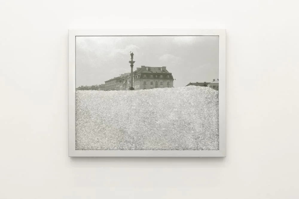 Sous les pavés, la plage! (1982): gerahmtes Bild eines einzelnen Hauses in einer weiten Schneelandschaft