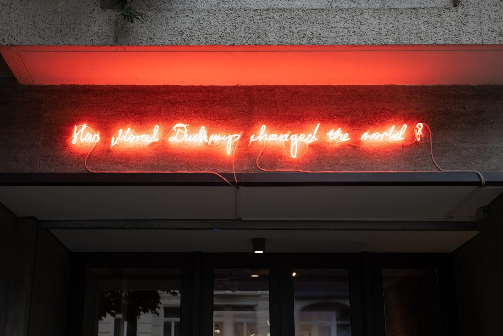 Has Marcel Duchamp changed the world?, Installationsansicht: rote Neonschrift über dem Eingang einer Galerie