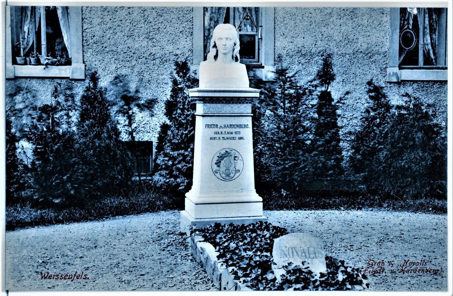 Das Grab von Friedrich von Hardenberg (Novalis) in Weißenfels: Grabmal mit Büste zwischen Koniferen, farblich verfremdete Fotografie