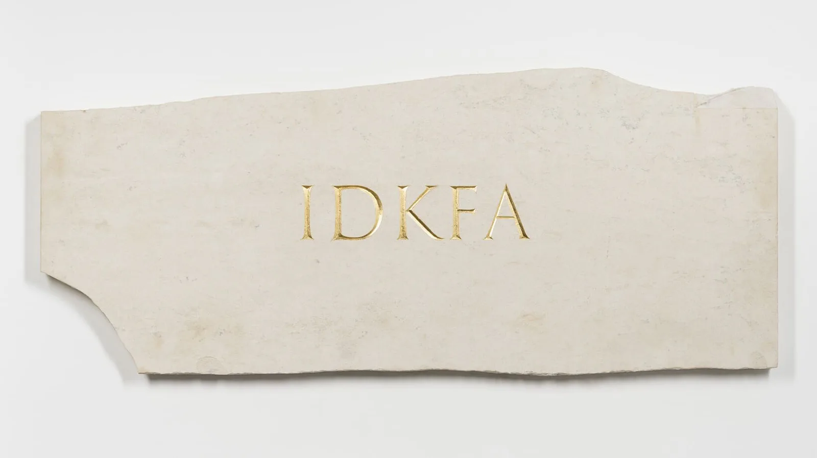 JMH Schindele, CHEATS-GOLD: IDFKA (All Weapons, all items), 2025: Marmortafel mit der goldenen Gravur „IDKFA“, 34 × 81,7 × 3 cm