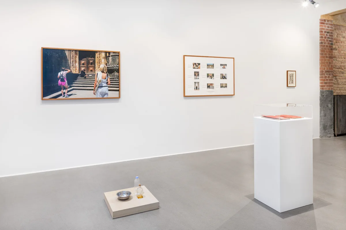 Marianische Antiphonen I, Ausstellungsansicht: zwei gerahmte Fotografien, kleine Zeichnungen und zwei weiße Sockel