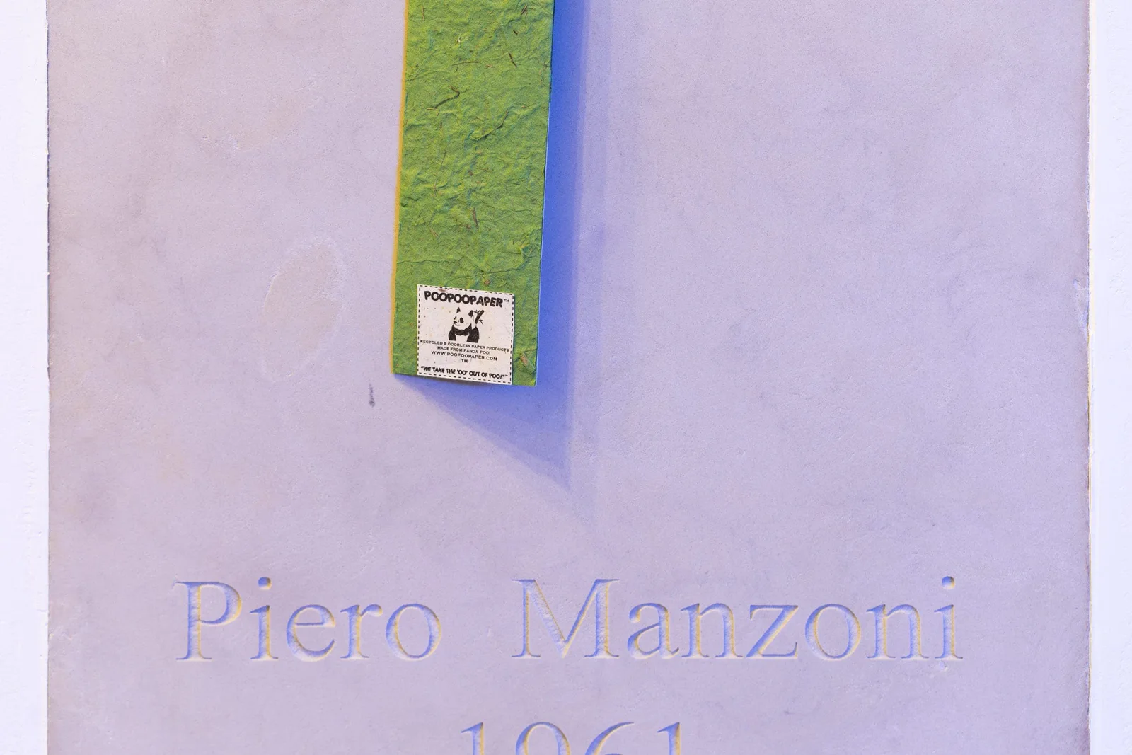 Everything about the contemporary is panda: Piero Manzoni 1961: Steinplatte mit der Inschrift „Piero Manzoni 1961“ und einem grünen Streifen mit Panda-Aufkleber