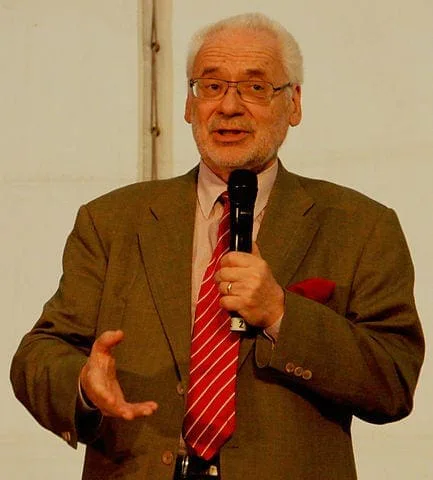 Dr. Erhard Busek spricht mit Mikrofon bei der Eröffnung des Wiener Stadtfests 2013