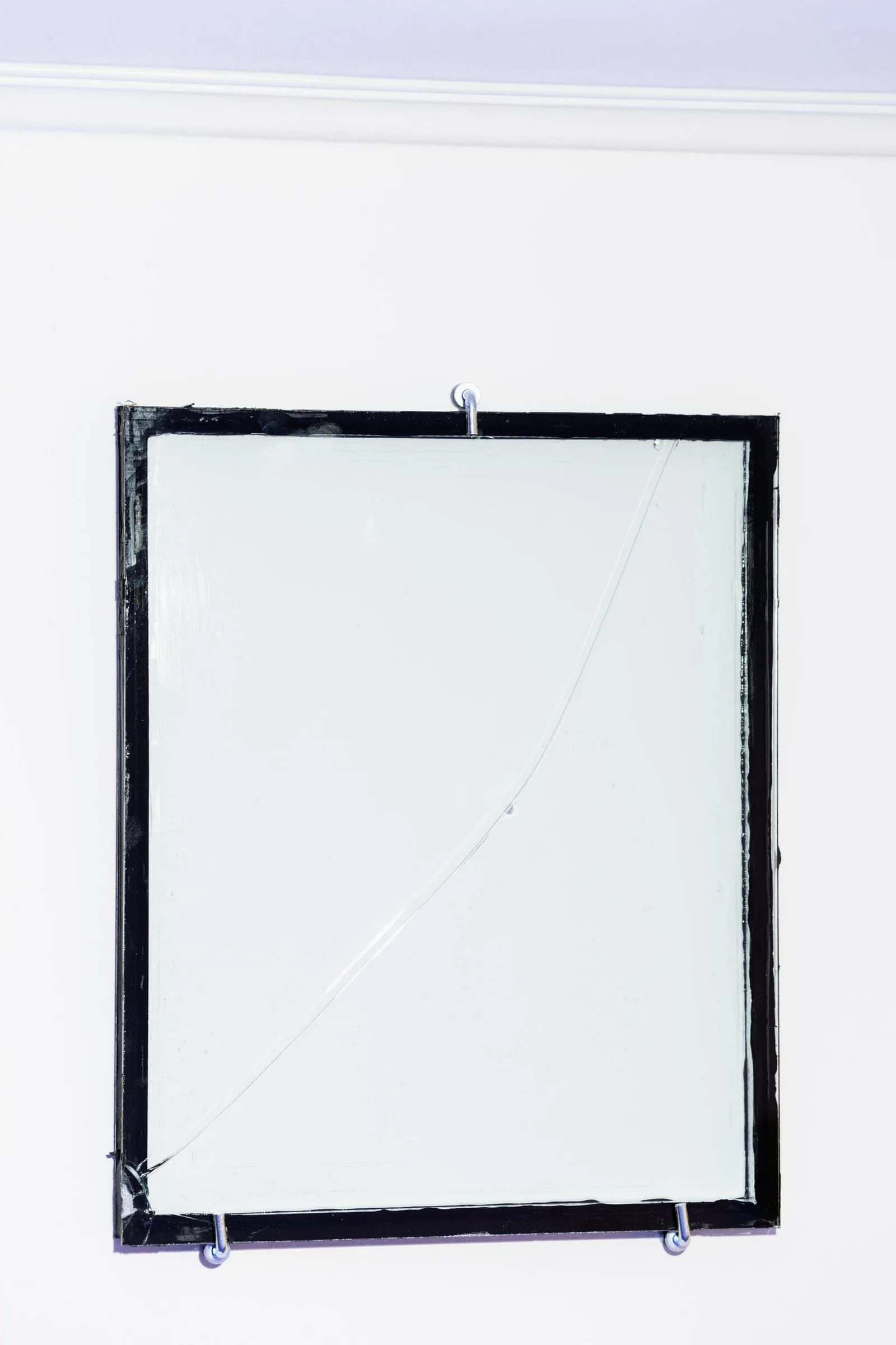 Michal Martychowiec, The incredulity of Saint Thomas IV: gerahmte Glasscheibe mit einem feinen Sprung