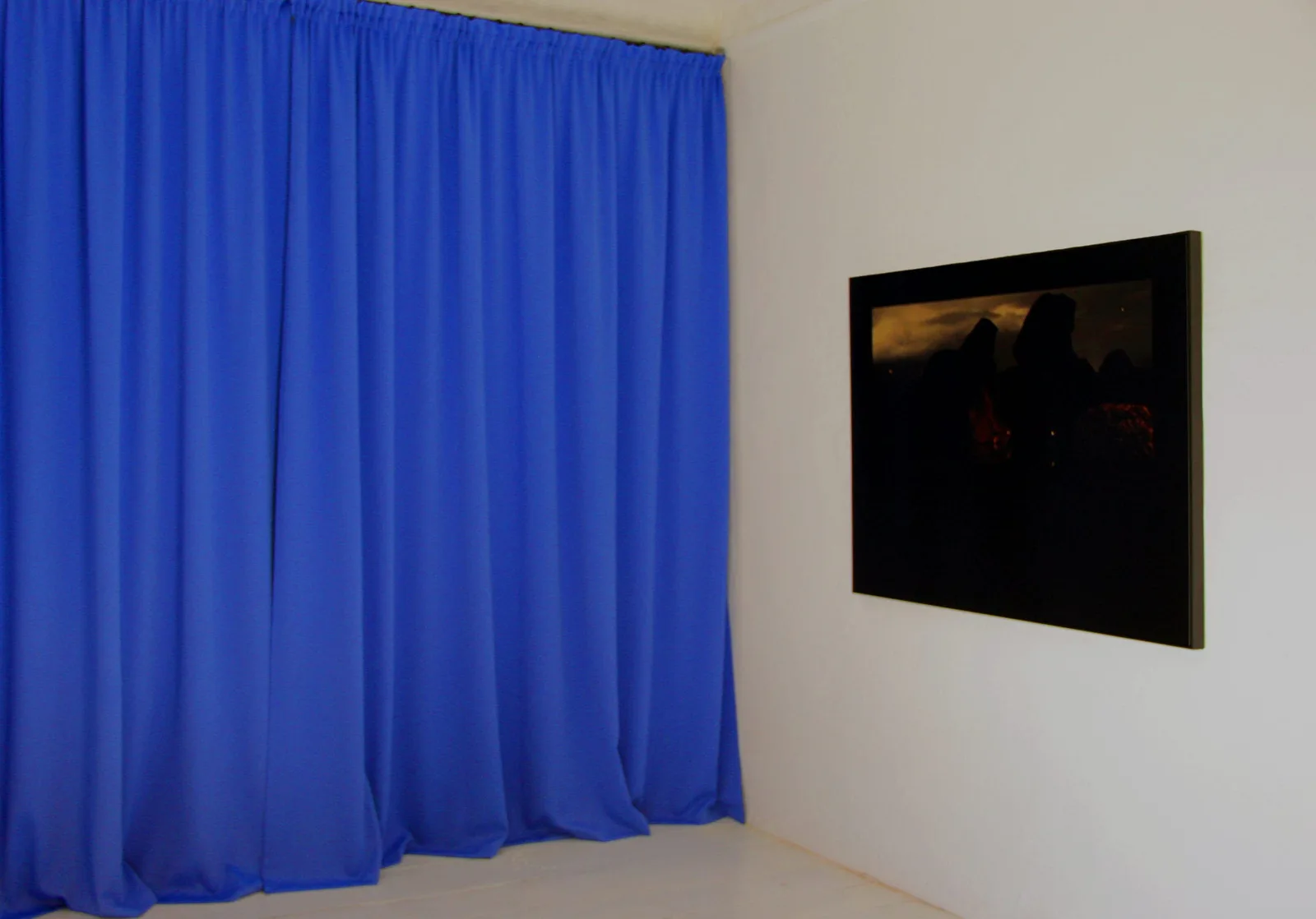 The whims of Uranus und der Mond Klymene, Installationsansicht: dunkles Gemälde neben einem blauen Vorhang