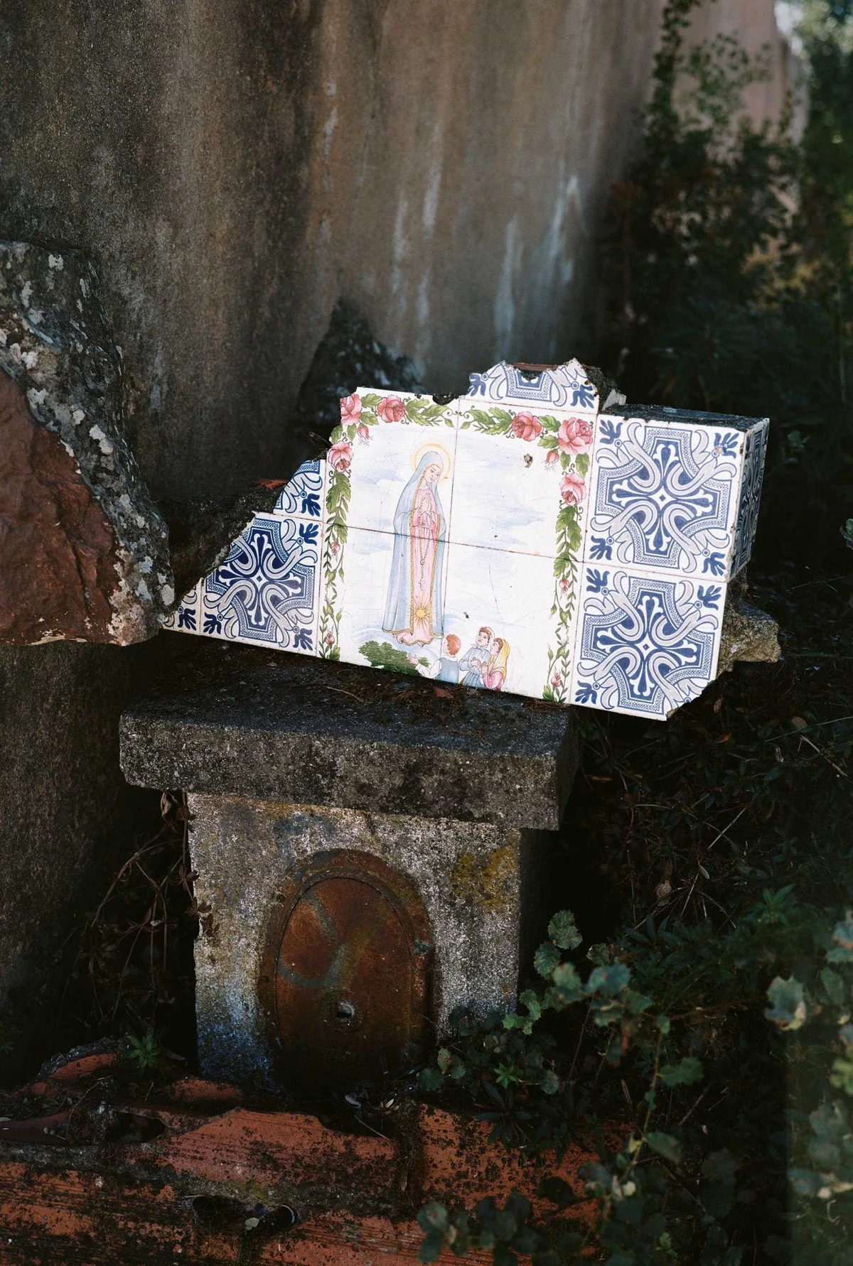 GABRIEL: kleine Azulejo-Kapelle mit Marienbild an einem Brunnen