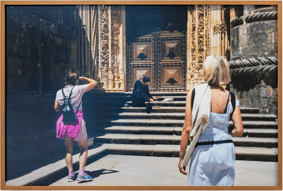 GABRIEL – MA I – Die geleitete Feder, 2019: gerahmte Fotografie zweier Frauen auf den Stufen eines reich verzierten Kirchenportals