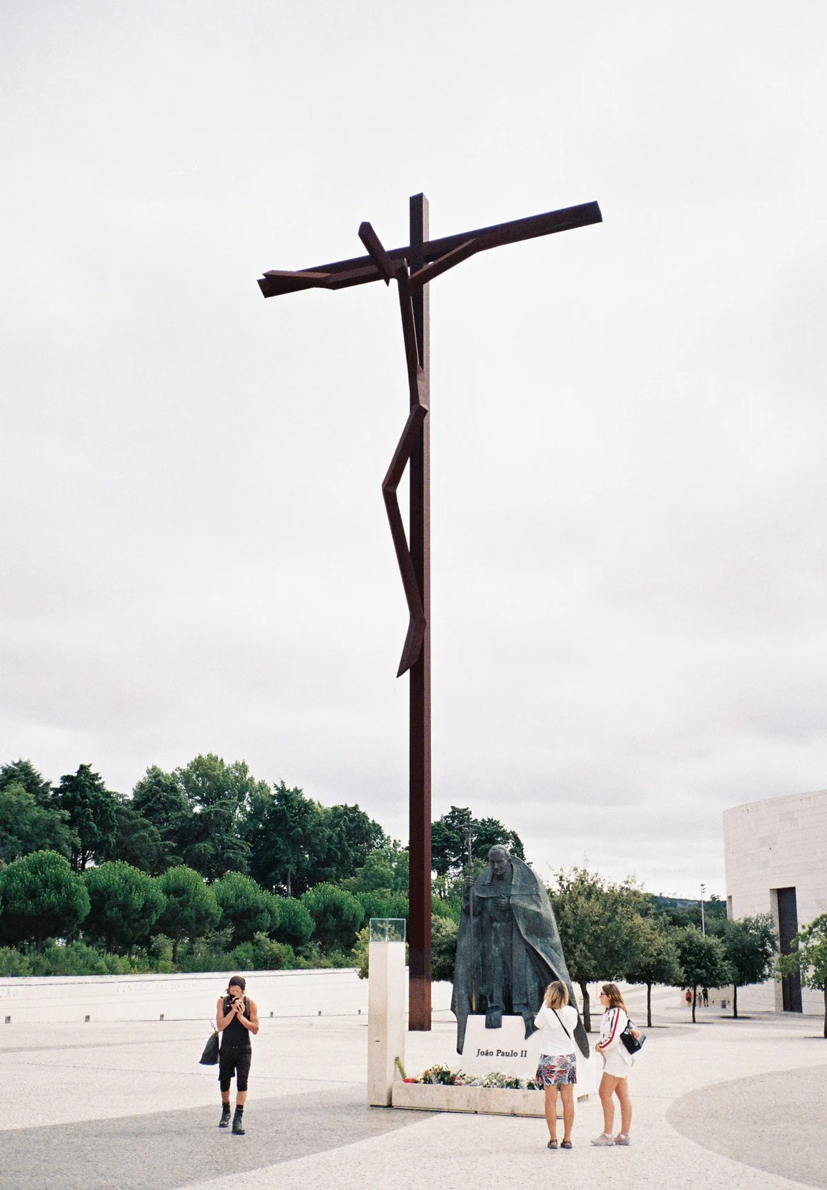GABRIEL: das große Kruzifix auf dem Platz von Fátima, davor eine Statue und Besucher