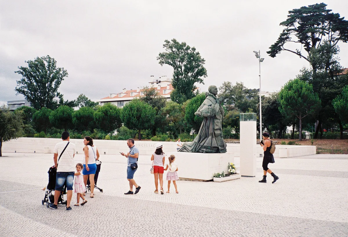 GABRIEL: Familien mit Kindern auf einem Platz vor der Statue eines Bischofs