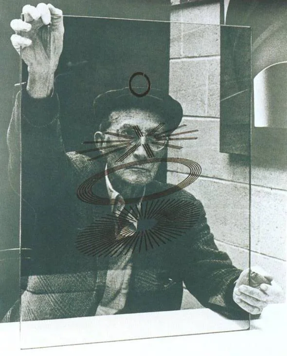 Richard Hamilton, Marcel Duchamp, 1967: Porträt Duchamps hinter einer Glasscheibe mit Kreisen und Linien, Schwarz-Weiß