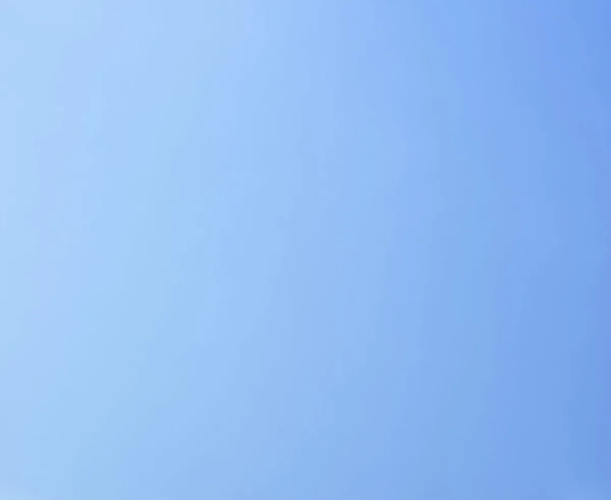 Michal Martychowiec, Blue#5, 2016: einfarbig blauer Himmel