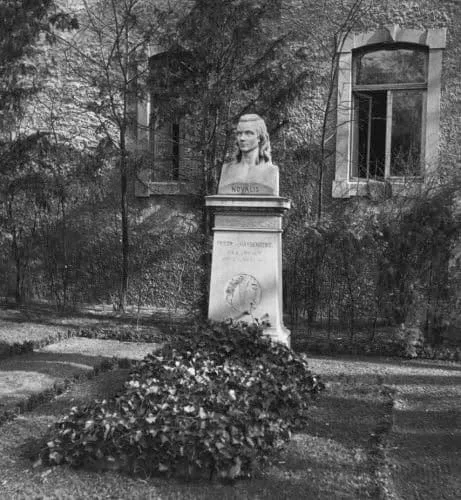 Das Grab von Friedrich von Hardenberg (Novalis) in Weißenfels: Grabmal mit Büste vor einer Hauswand, Schwarz-Weiß
