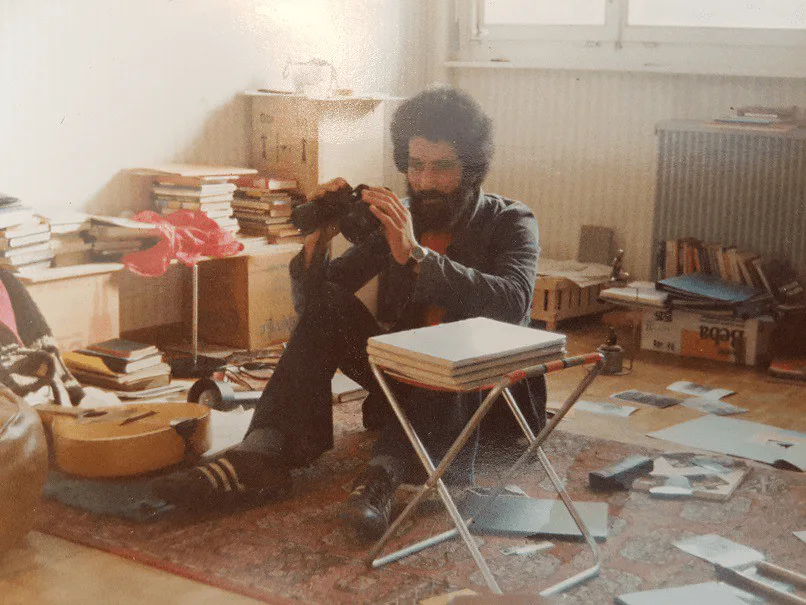 El Arbi Bouqdib 1978 in Brüssel, sitzend in einem Zimmer voller Bücher und Papiere