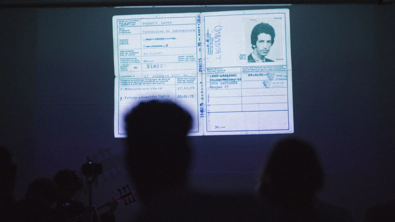 Projektion eines Schweizer Führerausweises mit Passfoto bei der Performance von Elshan Ghasimi, Foto Stefan Hähnel