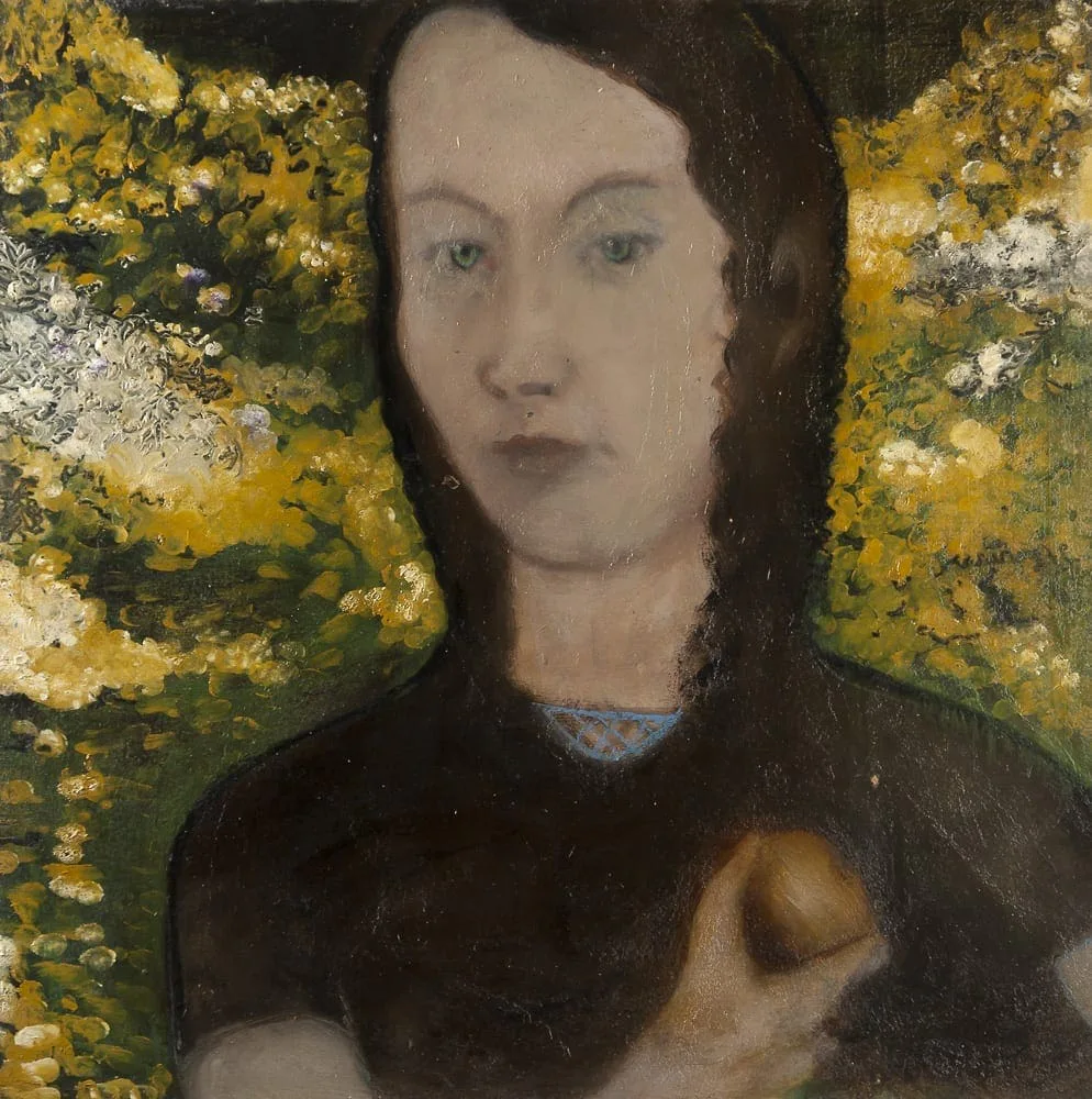 Hilarion Manero, Girl holding an Onion, 2002: Porträt einer dunkelhaarigen jungen Frau mit einer Zwiebel in der Hand vor Laub