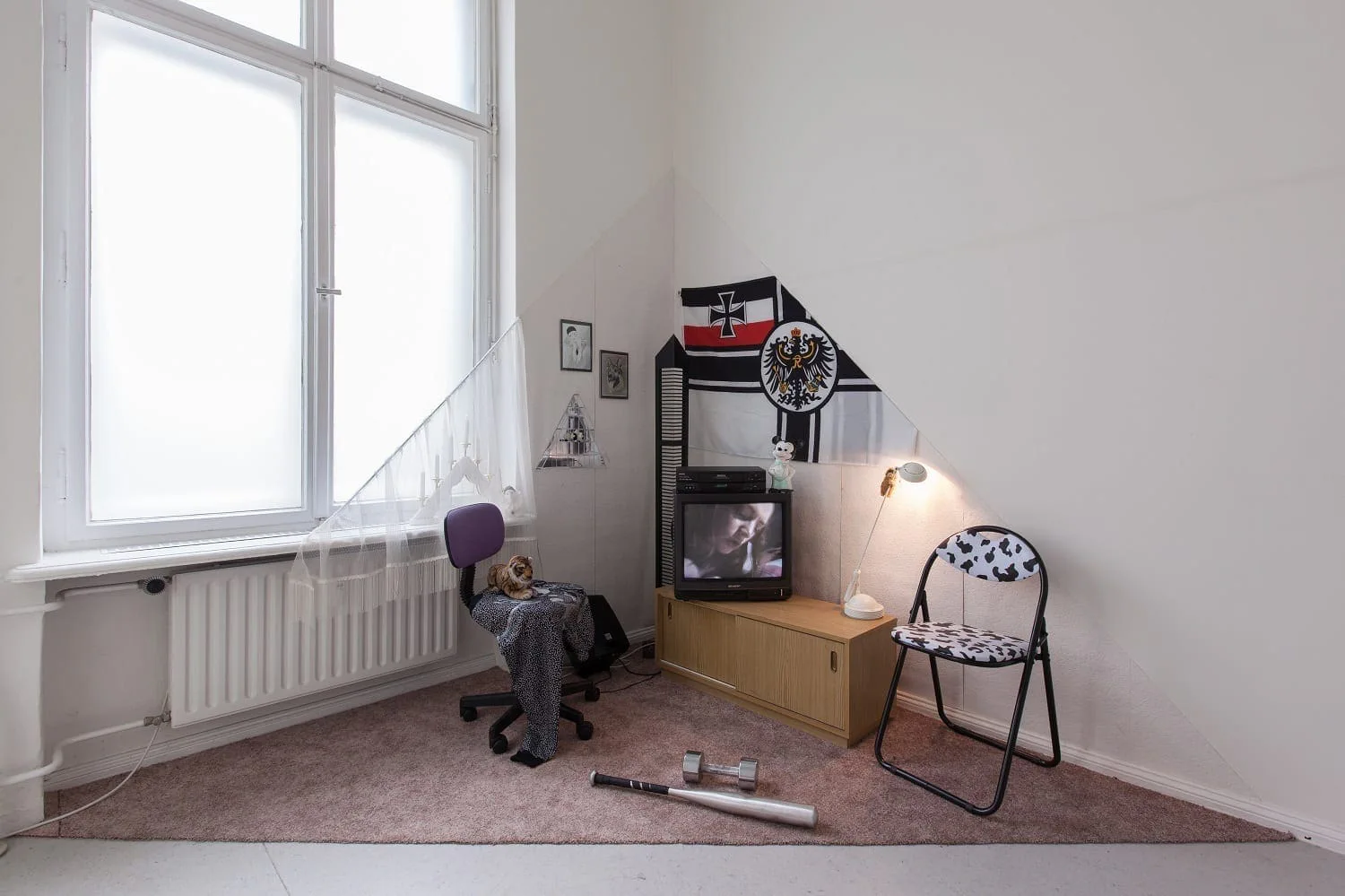 Henrike Naumann, Triangular Stories (Jena), 2012: Jugendzimmer mit Fernseher, Schreibtischstuhl und Postern an der Wand