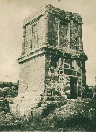 Heroon in Agrigent, Sizilien: historische Fotografie eines antiken turmartigen Grabbaus aus Stein