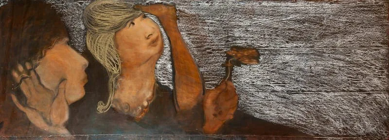 Hilarion Manero, Holding the Sky, Kreide und Öl auf Holz, 2003: zwei Köpfe auf grobem Holzgrund, eine Figur hält einen Vogel