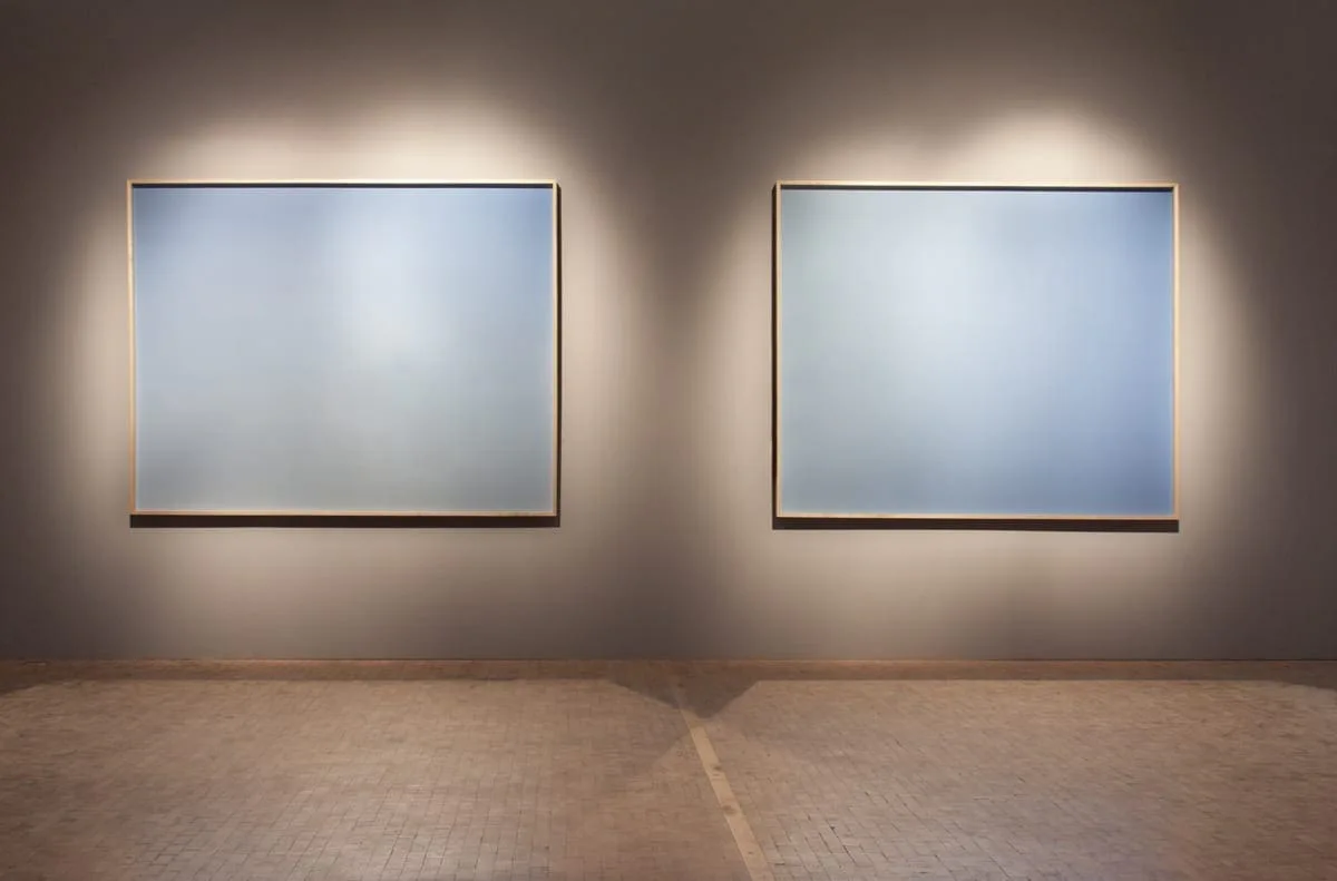 Installationsansicht: zwei große hellblaue Bilder nebeneinander an einer Wand