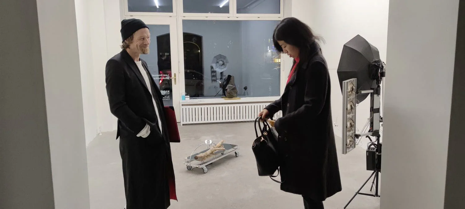 GABRIEL und die Gastgeberin Dan Chen im Gespräch in der Galerie NADAN, Foto JMH Schindele