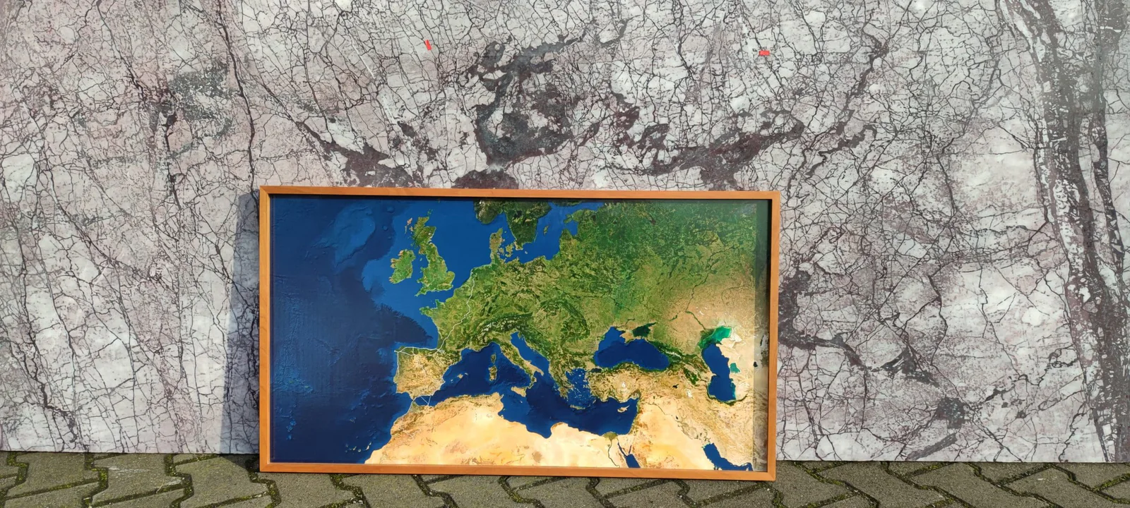 GABRIEL, Marianische Antiphonen I – III: gerahmte Satellitenkarte Europas vor einer Wand aus Landkartenpapier