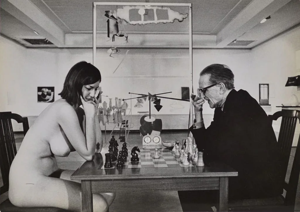 Julian Wasser – Duchamp-Retrospektive im Pasadena Art Museum 1963: Marcel Duchamp spielt Schach mit der nackten Eve Babitz, Schwarz-Weiß