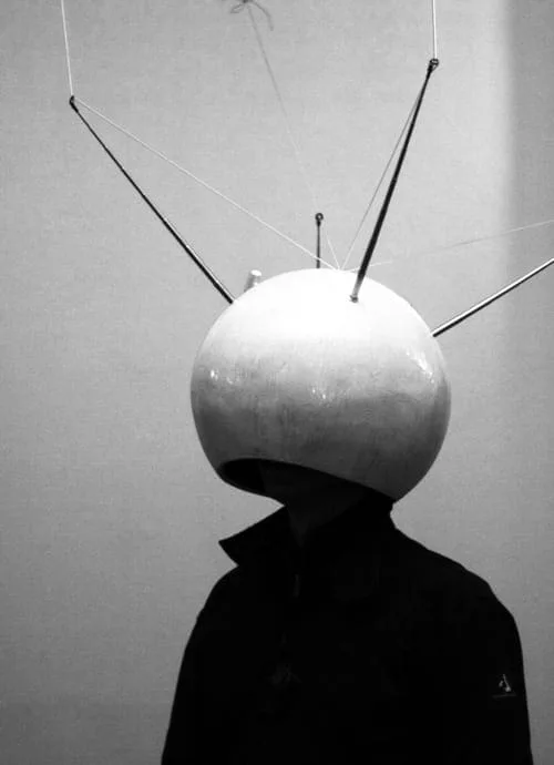 Julius von Bismarck, Top Shot Helmet, 2007: eine Person trägt einen kugelförmigen Helm mit abstehenden Stangen, Schwarz-Weiß