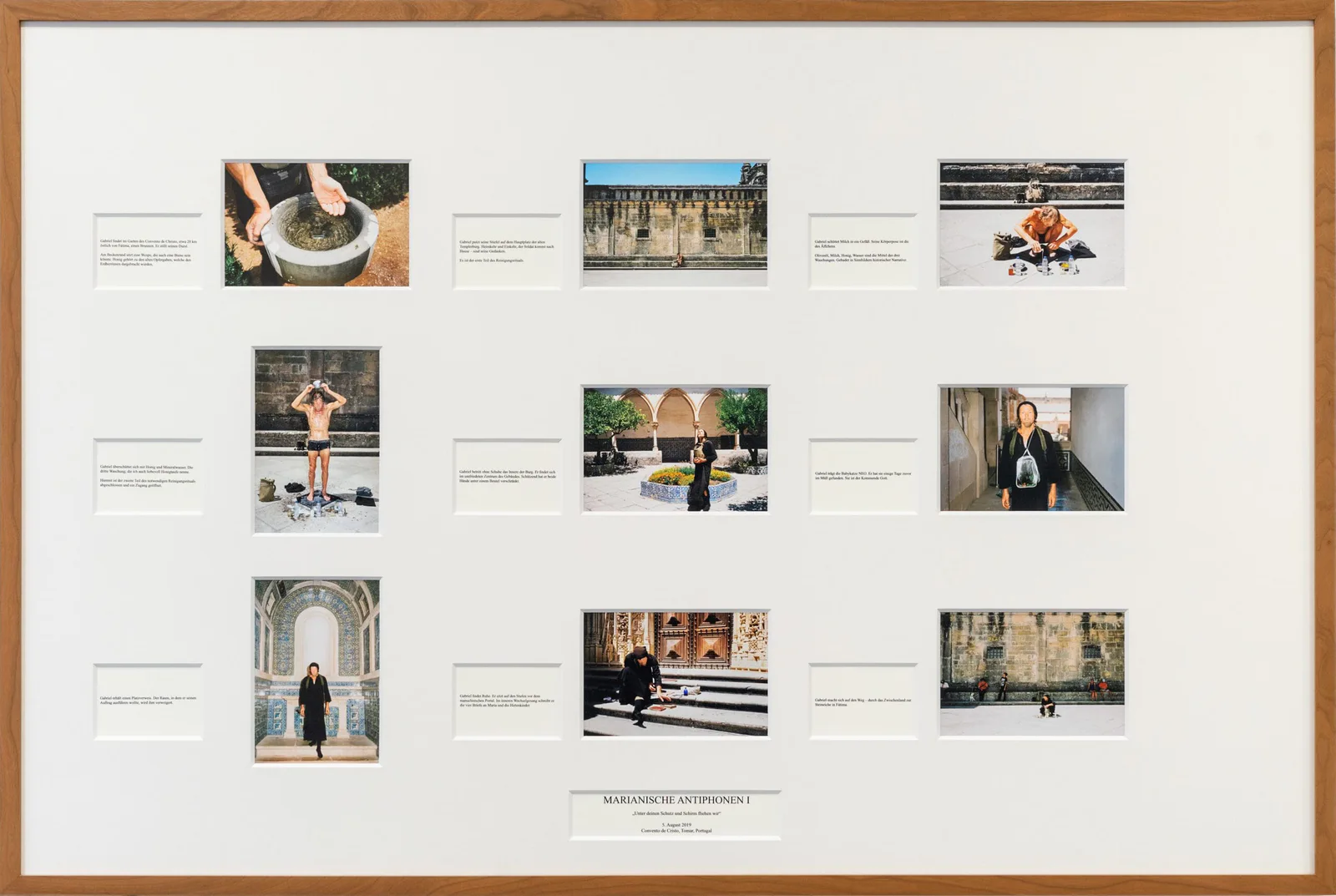 Marianische Antiphonen I (Tafel) „Unter deinen Schutz und Schirm fliehen wir“: gerahmte Tafel mit Reihen kleiner Fotografien und Textkarten