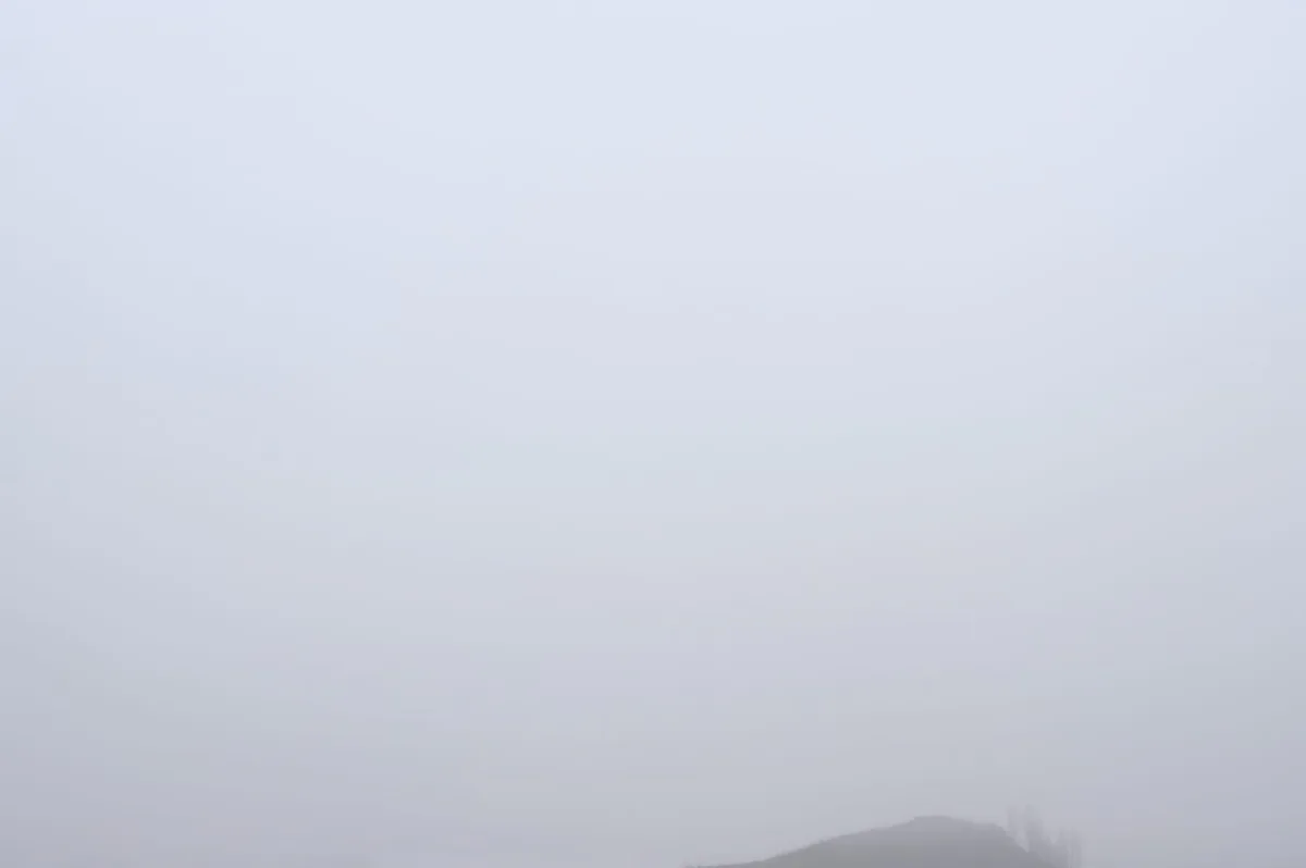 Michal Martychowiec, Magic Mountain 1: fast leere, hellgraue Fläche mit einer schwachen Bergkontur am unteren Rand