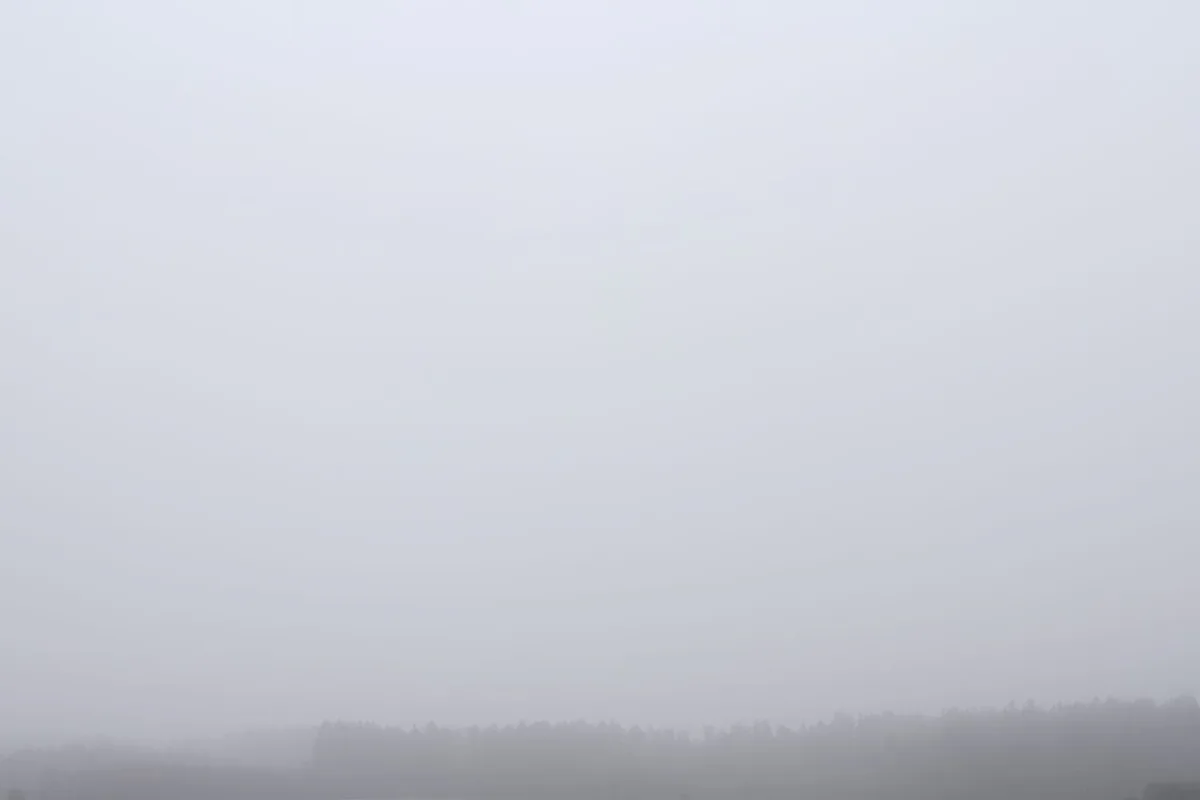 Michal Martychowiec, Magic Mountain 4: Nebellandschaft mit kaum sichtbaren Hügeln am Horizont