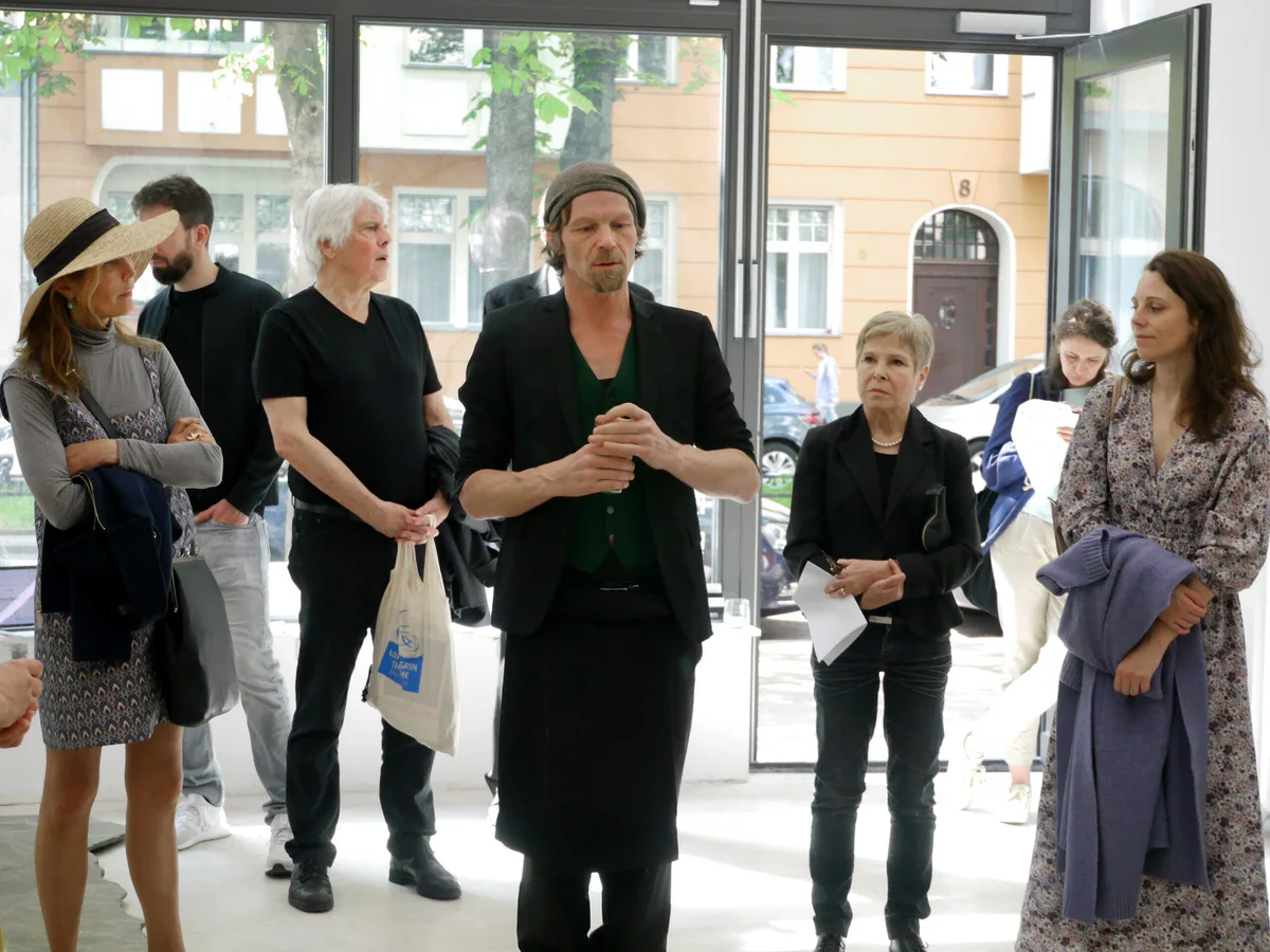 GABRIEL, Ausstellungseröffnung: Gruppe von Besuchern hört einer Ansprache am Eingang der Galerie zu