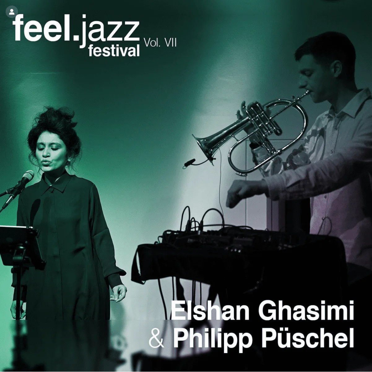 feel.jazz festival Vol. VII: Elshan Ghasimi am Mikrofon und Philipp Püschel mit Flügelhorn in grünem Licht