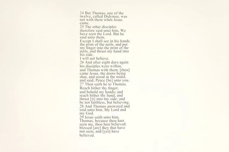 Stefan Hähnel: Buchseite mit dem Bibeltext über den ungläubigen Thomas (Johannes 20, 24–29)