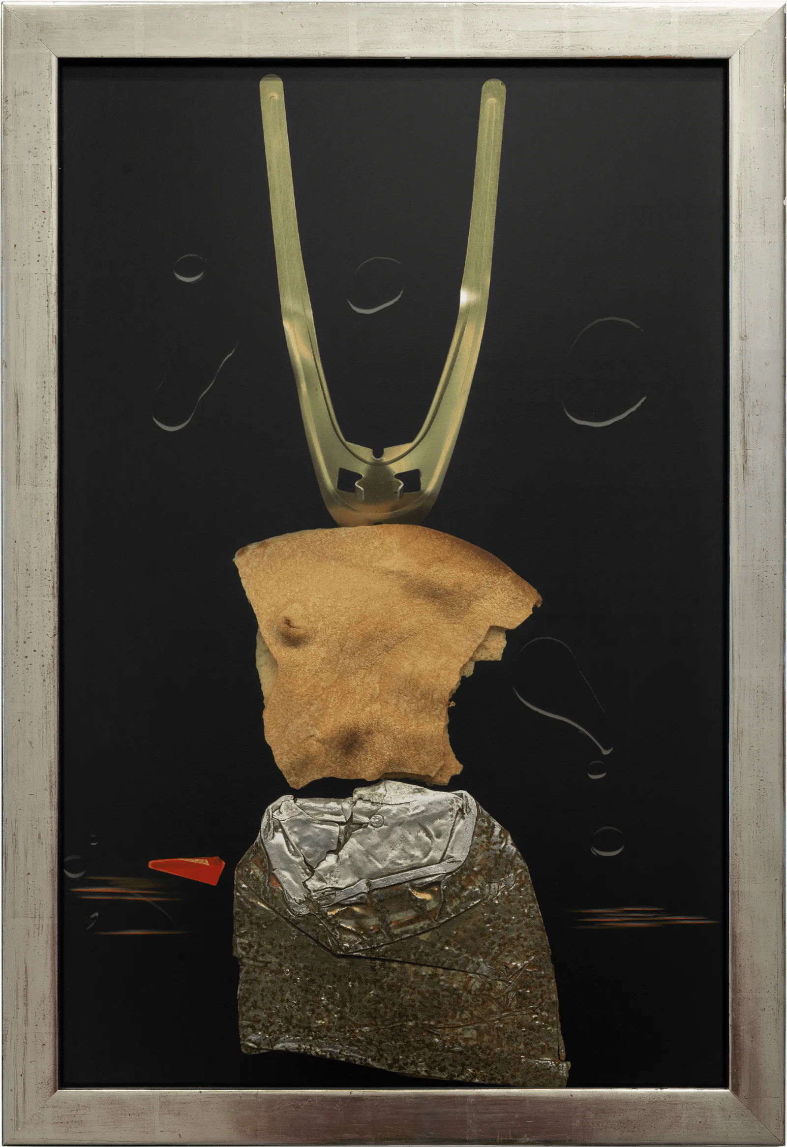 Hilarion Manero, Odyssos, 1998: Collage auf schwarzem Grund mit einem Torso und einer Gabel aus Metall in silbernem Rahmen