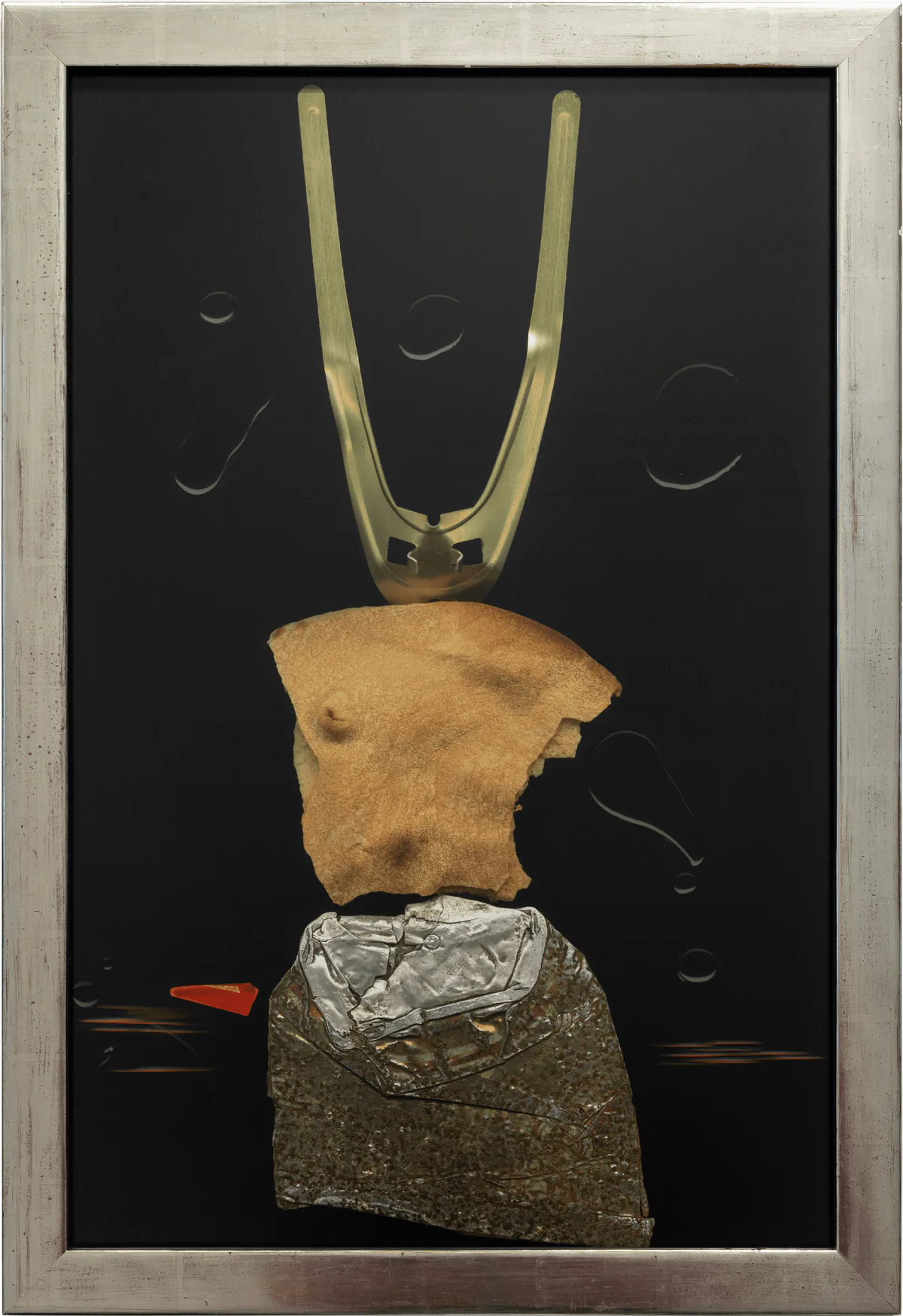 Hilarion Manero, Odyssos, 1998: Collage auf schwarzem Grund mit einem Torso und einer Gabel aus Metall in silbernem Rahmen