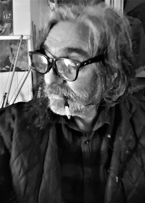 Porträt von Hilarion Manero mit Brille im Atelier, Schwarz-Weiß