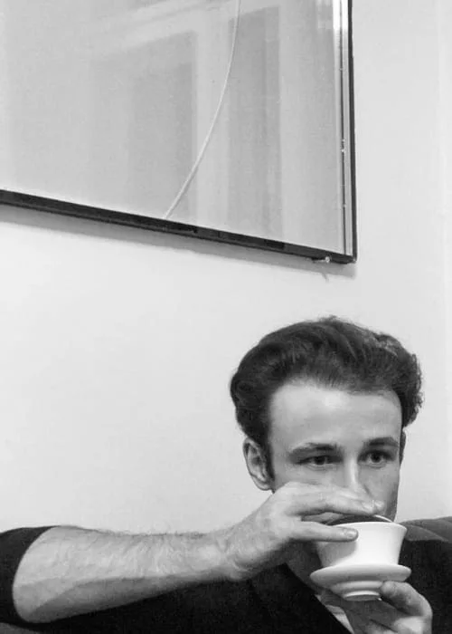 Porträt von Michal Martychowiec, aus einer Tasse trinkend, Schwarz-Weiß