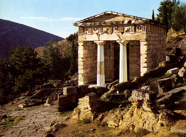 Schatzhaus der Athener in Delphi: kleiner dorischer Tempel aus hellem Stein