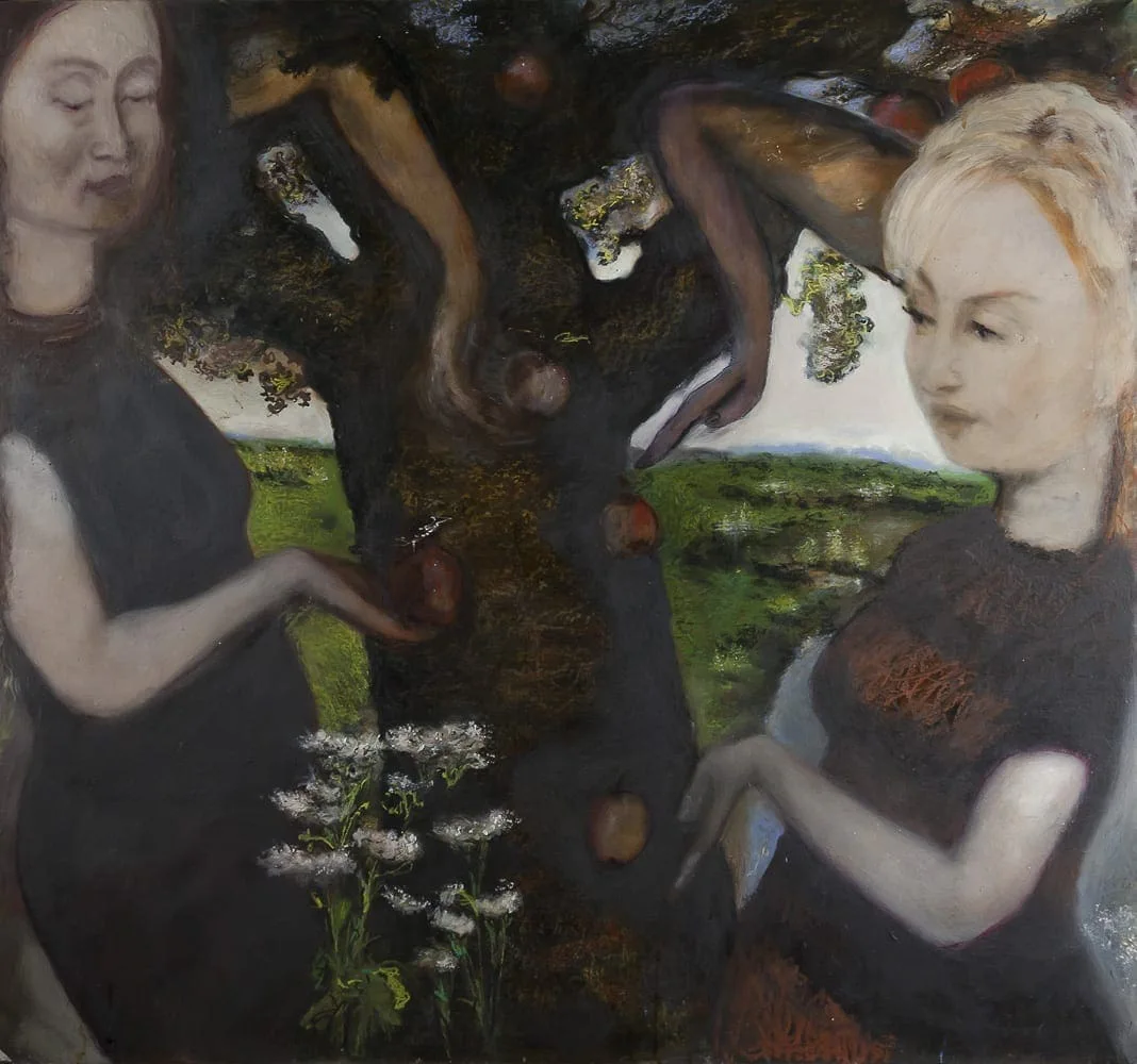 Hilarion Manero, The falling Apples, 2005: drei Figuren in einem dunklen Garten, Äpfel fallen vom Baum, im Vordergrund weiße Blüten
