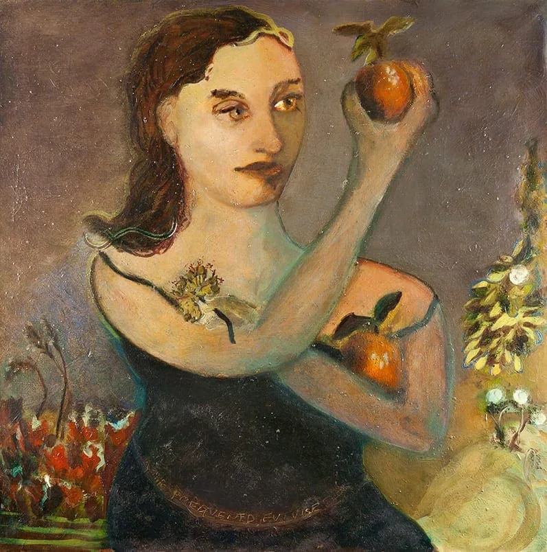Hilarion Manero, The frequent Future: Frau in dunklem Kleid hält einen Apfel in die Höhe, ein zweiter Apfel in der anderen Hand