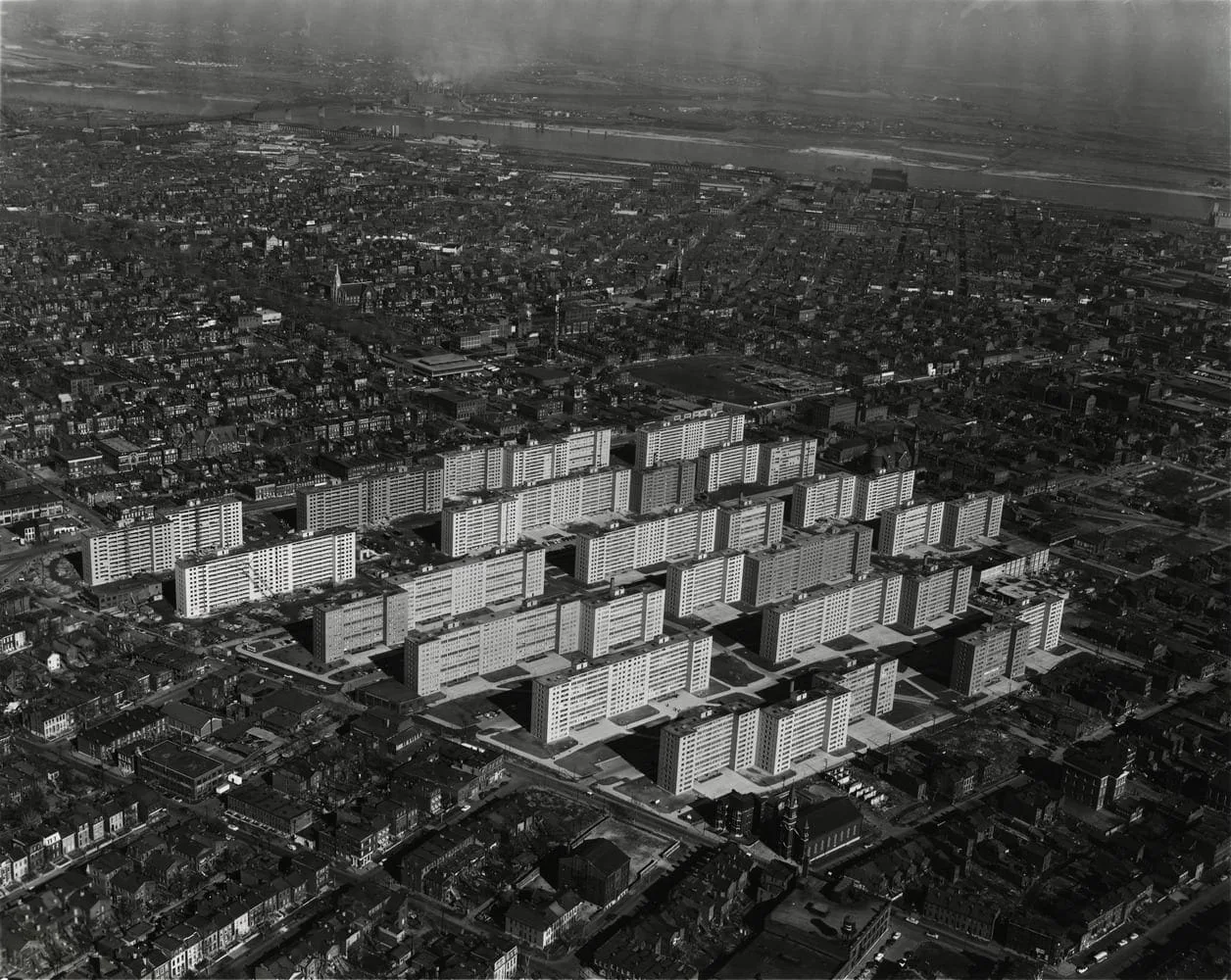 The Road Leads Back And Back To The Black Square: Luftaufnahme einer Stadt mit Hochhauszeilen, Schwarz-Weiß