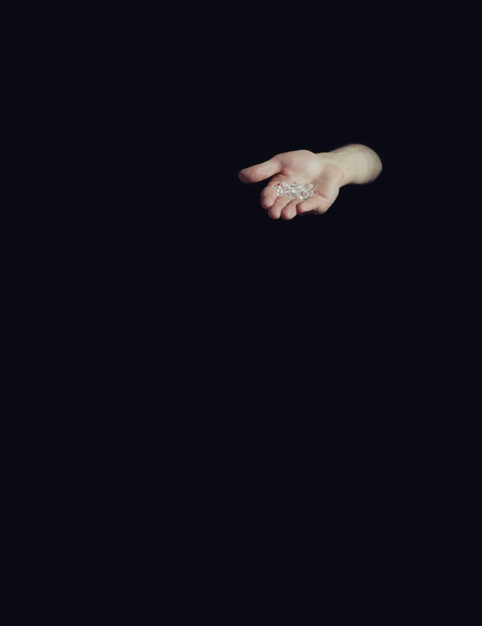 Michal Martychowiec – What remains the poets provide: eine geöffnete Hand aus der Dunkelheit, Handfläche nach oben