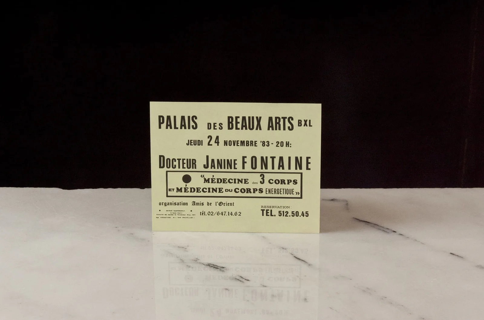 1-2 Les Amis de l'Orient (1983): eine Veranstaltungskarte „Palais des Beaux Arts, Docteur Janine Fontaine, Médecine des 3 corps“ auf Marmor