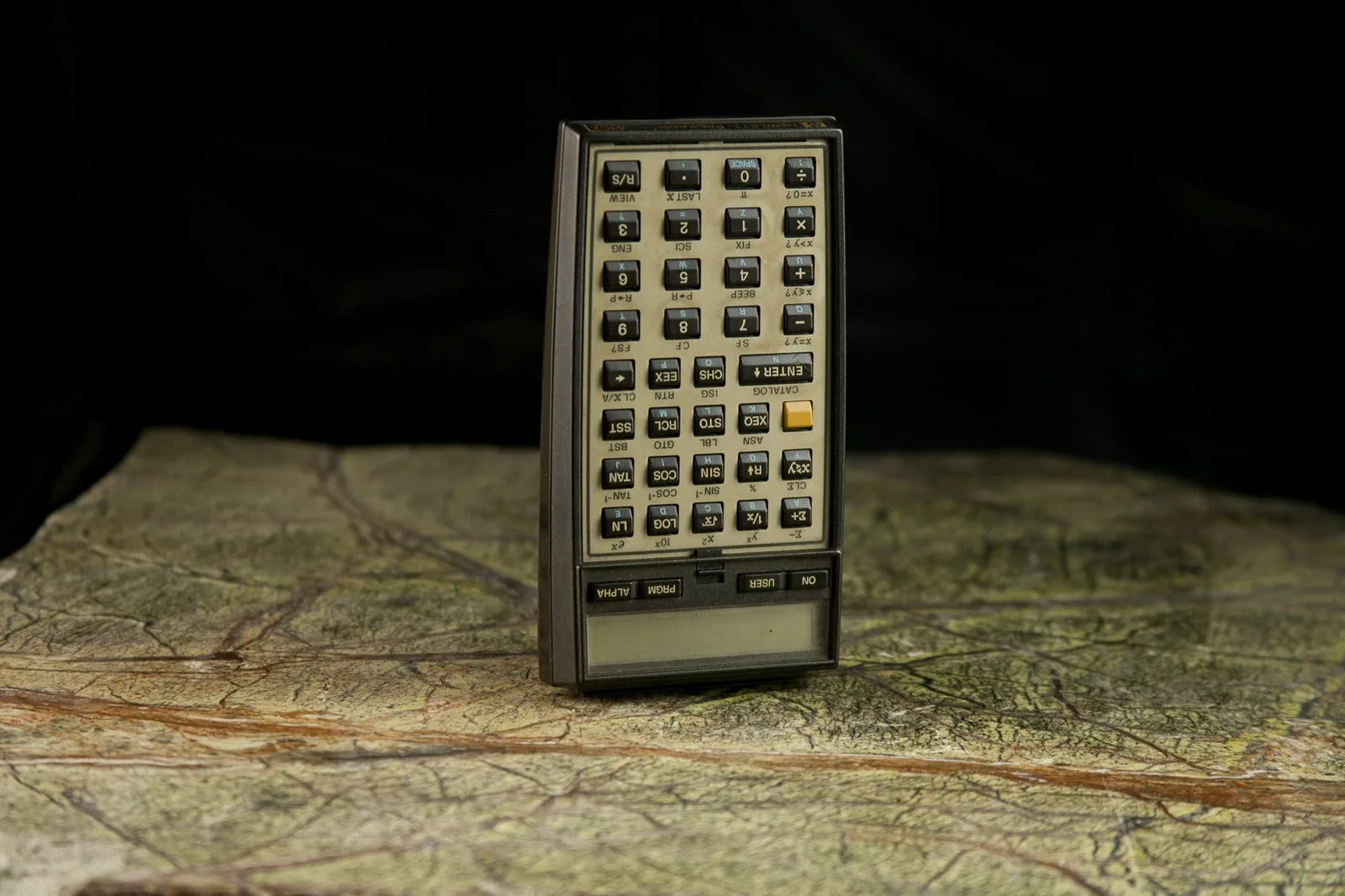 1-11 HP-41CX (frühstens 1983): ein Taschenrechner steht auf einer Landkarte