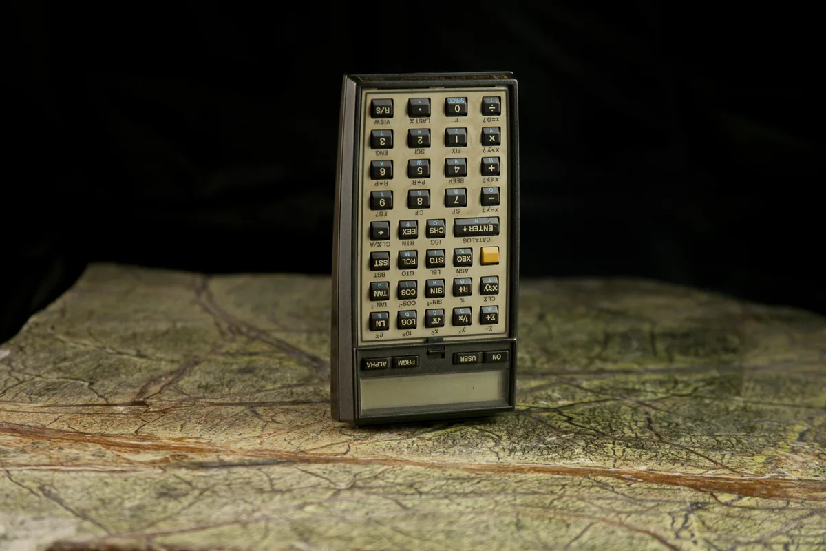 1-11 HP-41CX (frühstens 1983): ein Taschenrechner steht auf einer Landkarte