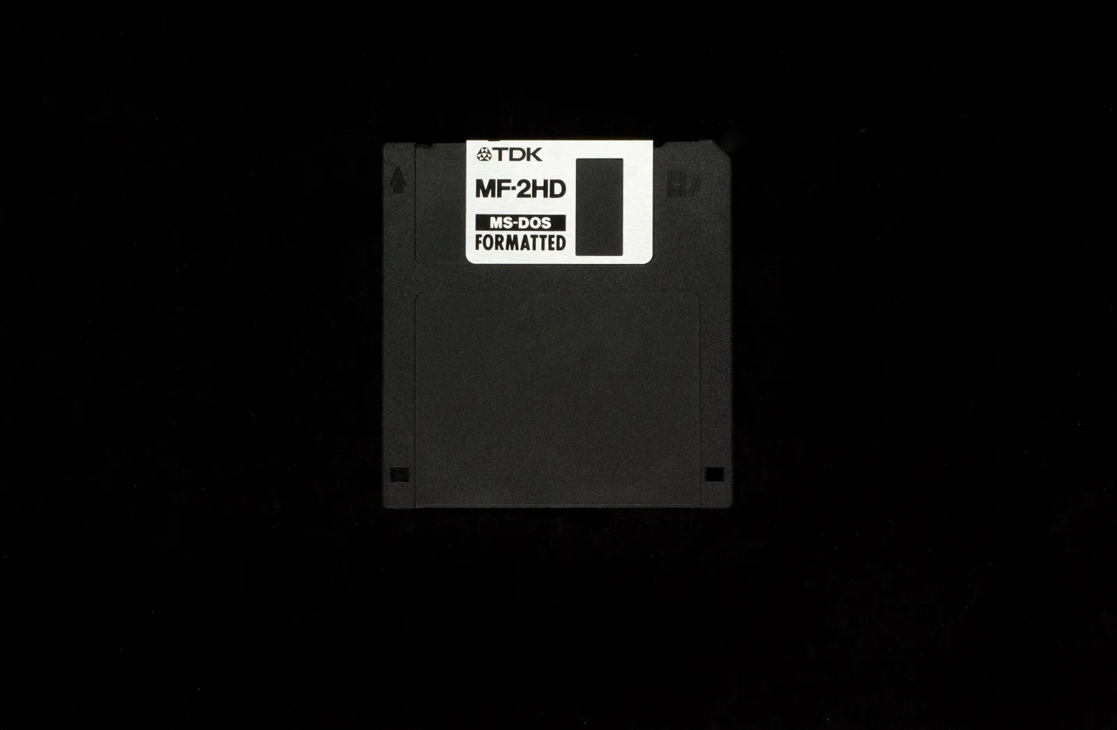 2-11 MS-DOS: eine 3,5-Zoll-Diskette TDK MF-2HD vor schwarzem Hintergrund